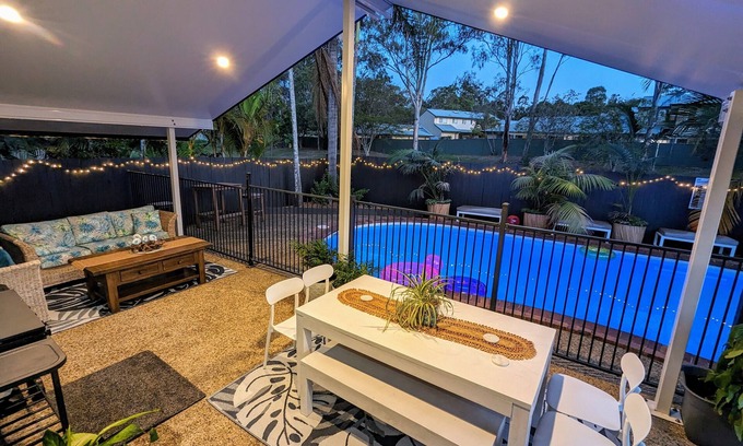 Helensvale Casa | Parkland Paradise Pool. Family -near Theme Parks- Pet Friendly