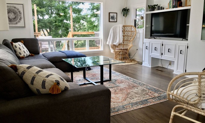 Montague Casa | Parkman Pad: hot tub, wood stove by Montague breweries