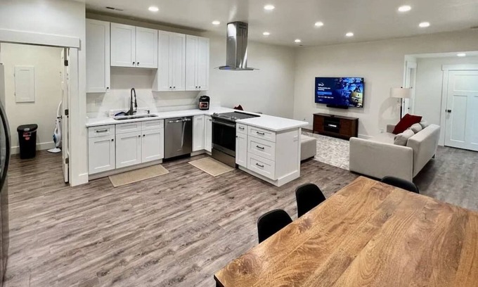 Lindon Casa | Parks Close By, Kind & Queen Beds!