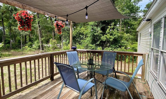 Fort White Casa | Parks, Springs, Nature getaway 3-bedroom mobile home WiFi, AC in l Fort White