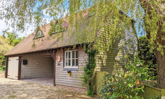 Havant Cabaña | Parkside Annex - an annexe that sleeps 2 guests in 1 bedroom