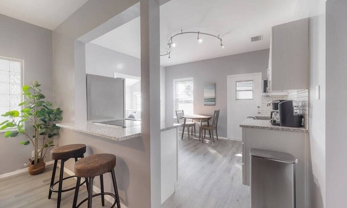 St. Petersburg - Clearwater Casa | "Parkside Betty" - Fenced Yard|Deck|Bar Hopping