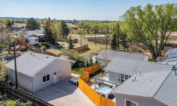 Monument Casa | Parkside Estate! House & Cottage w/ 2 Hot Tubs