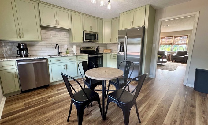Bardstown Apartamento | Parkside On Main. nDowntown Bardstown.n2 KING BEDS. nWALK TO EVERYTHING!