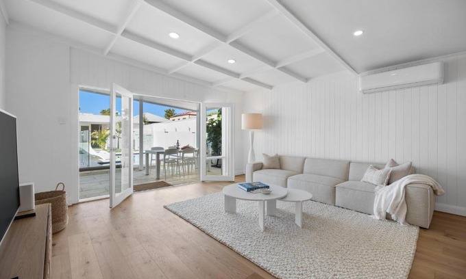 Parkside Apartamento | Parkside Pool Retreat - 3BR, Parking, Wi-Fi