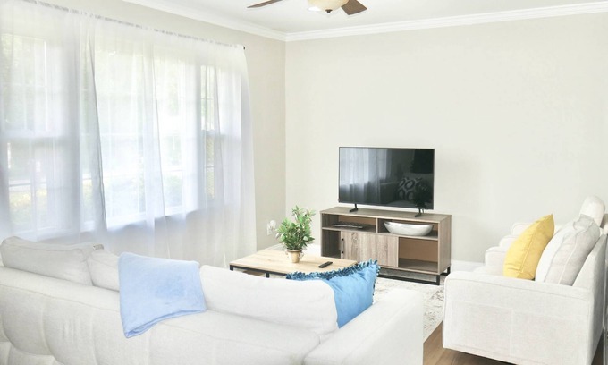 Pineville Casa | Parkside Retreat: 20% off thru Nov!