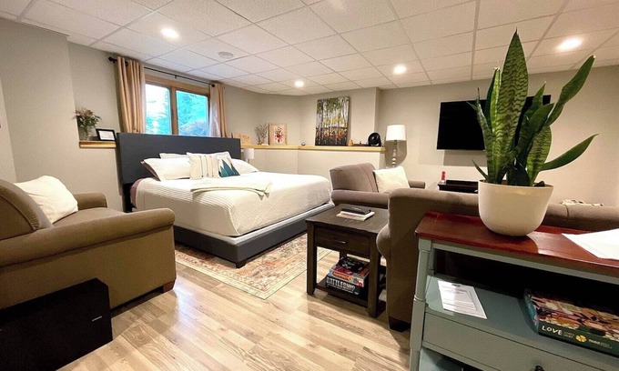 New Holstein Apartamento | Parkside Retreat - | Minutes from Elkhart & Road America - A relaxing getaway close to it all