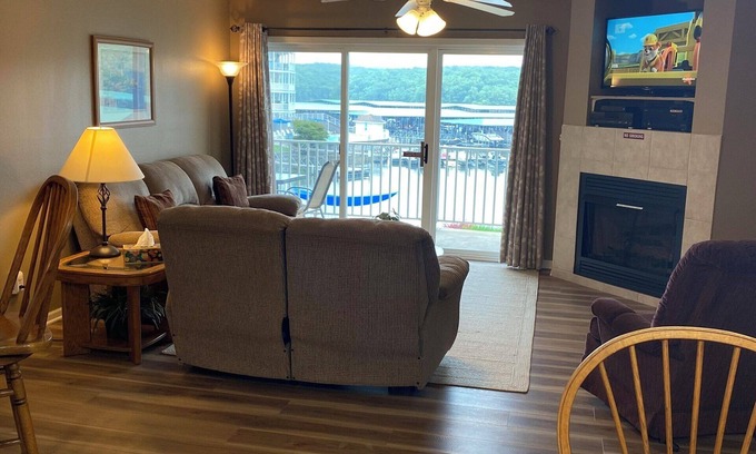 Osage Beach Condominio | Parkview Bay 3 dormitorios, 1 ° piso, con vistas a la piscina, frente al lago, WIFI GRATIS