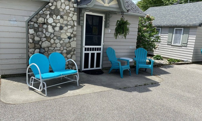 Ludington Cabaña | Parkview Cottage #7 - 1/2 block to city beach