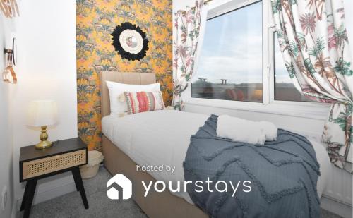 Stoke-on-Trent Apartamento | Parotia House by YourStays - 3 Bedroom House in Stoke-on-Trent
