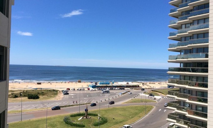 Punta del Este Apartamento | Parquemar Center PRIMERA LINEA FRENTE AL MAR Piso 8 LOS DEDOS Garage y amenities