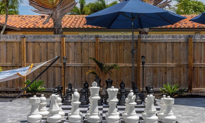 Garden Isles Casa | Parrot Paradise Retreat Pool Giant Chess