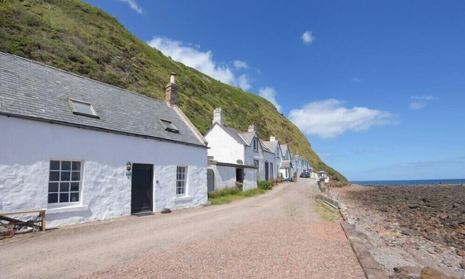 Burnmouth Cabaña | PARTAN COTTAGE, with a garden in Lower Burnmouth