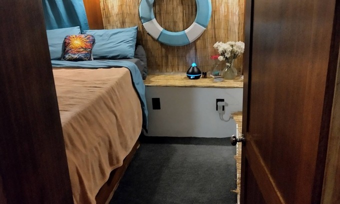 Key West Alquiler De Eote | Party Like A Local in Key West, 1 bedroom 1 bath yacht at marina.