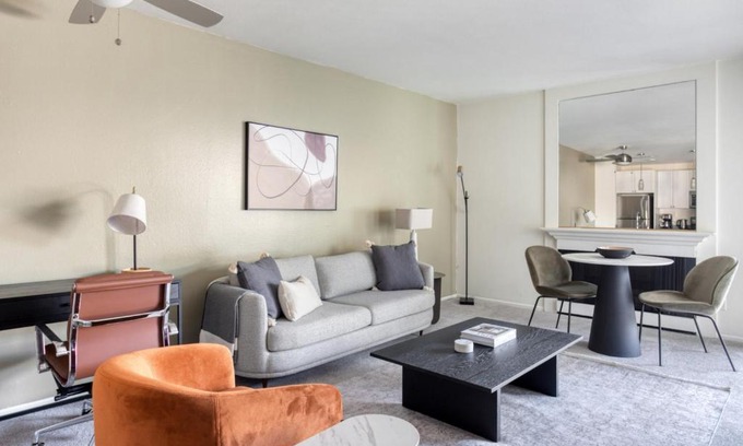 Pasadena Apartamento | Pasadena 1BR w Gym Pool nr Colorado Ave LAX-862