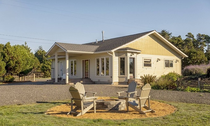 Fort Bragg Casa | Paseo Del Mar - Close to world class beaches and walking distance to the ocean
