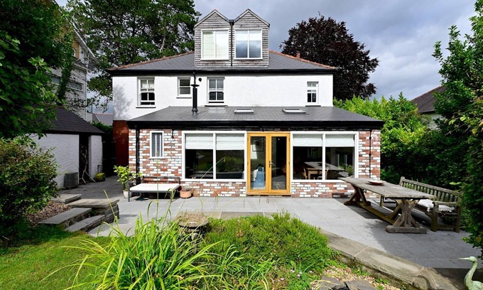Radyr and Morganstown Casa | Pass the Keys | 4-Bedroom Retreat in Radyr w/Lush Gardens & Parking
