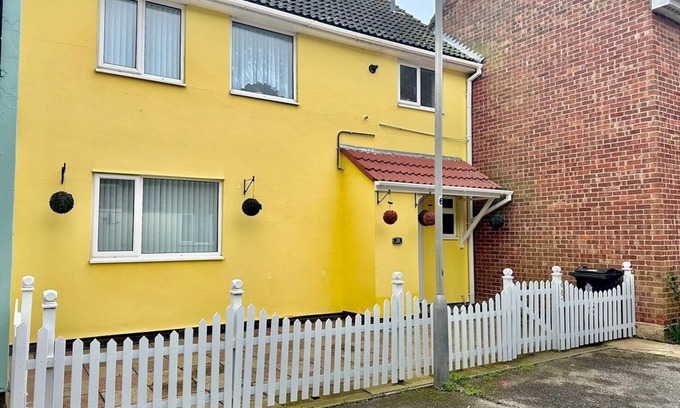 Clacton-on-Sea Casa | Pass the Keys | A Beachhouse,Home away from Home