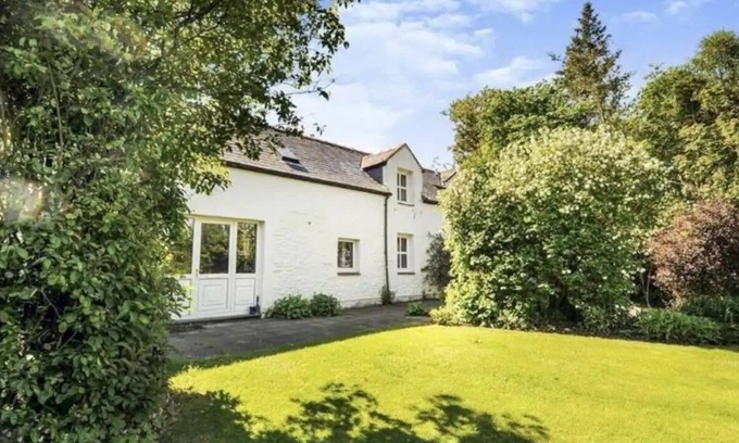Castle Douglas Casa | Pass the Keys | Beautiful 4BR Cottage in Stunning Rural Location