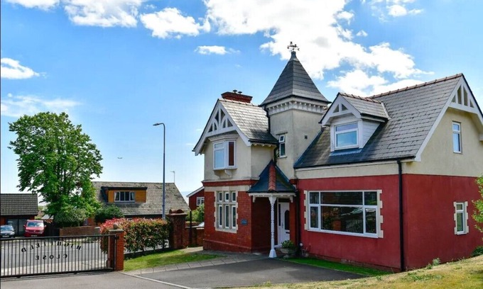 Barry Casa | Pass the Keys | Beautiful 4 Bedroom House with Sea Views and Parking