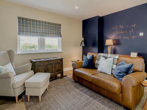 Newbridge Casa | Pass the Keys Beautiful Cottage in Historical Robert Burns Farm