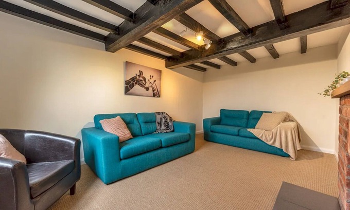 Cheswardine Casa | Pass the Keys | Charming Cottage Stunning Views