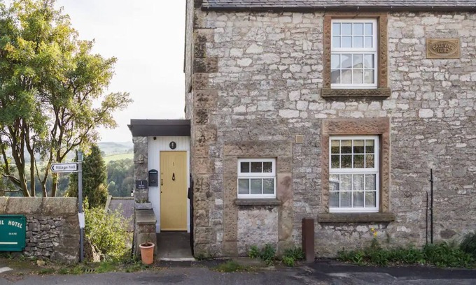 Over Haddon Casa | Pass the Keys | Charming Picturesque Retreat for 6 & Furry Friend
