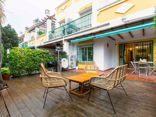 Urbanización Pinos Verdes Apartamento | Pass the Keys Charming Andalusian Ground Floor with Patio