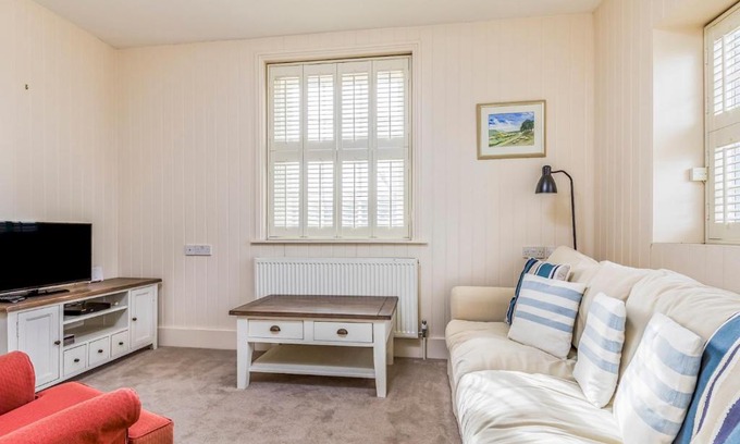 Selsey Casa | Pass the Keys Charming Old Coastguards Cottage