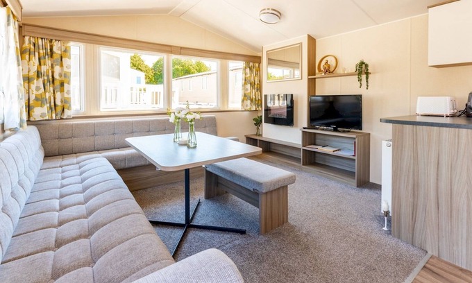 Wimborne Casa | Pass the Keys | Cheerful 2 bedroom caravan with parking