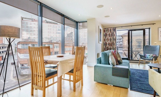 Cathedral Quarter Apartamento | Pass the Keys | City Centre Incredible 2BR Corner Apt with Balcony