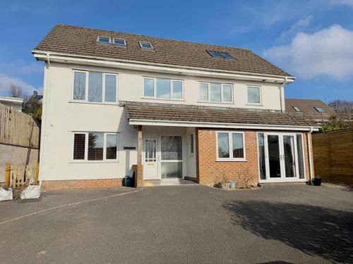 Reynoldston Casa | Pass the Keys Countryside Retreat in Reynoldston Gower, Sleeps 10