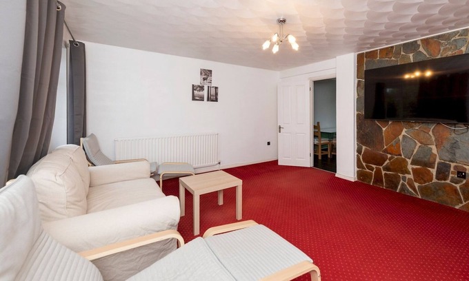 Earley Casa | Pass the Keys | Detached family home with garden and free parking