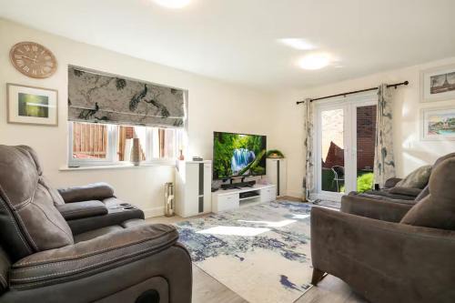 Edwalton Casa | Pass the Keys Elegant Townhouse with Garden Wi-Fi Work Space