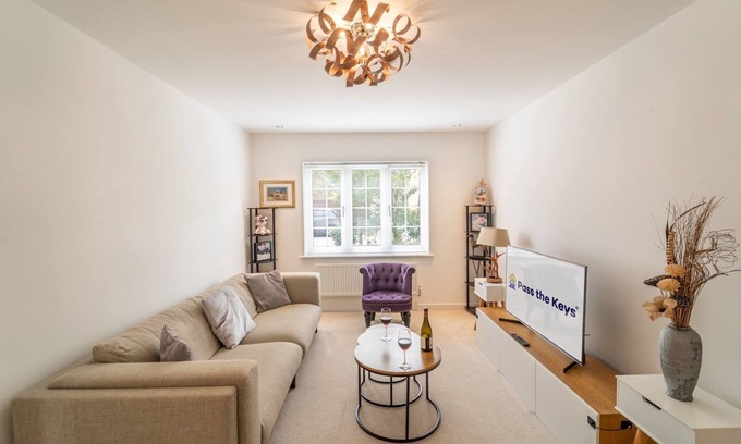 Bicester Casa | Pass the Keys | Experience Bicester Village near our Spacious Home
