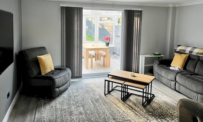 Borehamwood Casa | Pass the Keys | Family Friendly 3 Bedroom Home with Large Garden