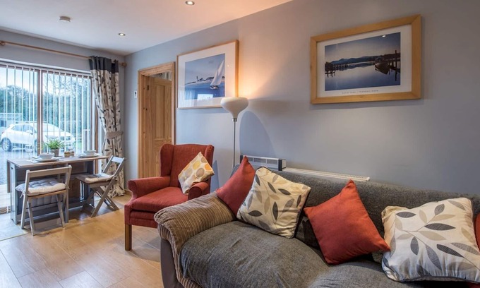 Kilgetty Casa | Pass the Keys | The Cwtch Near Oakwood sleeps 4