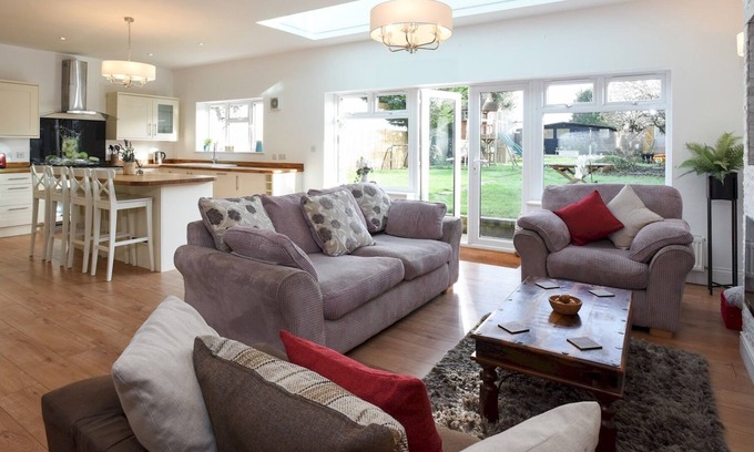 Waterlooville Casa | Pass the Keys | Huge 4bed - Sleeps 8 - Great Access To South Coast