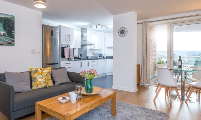 Century Wharf Apartamento | Pass the Keys Lovely 2 Bedroom Apartment in the Bay with a view