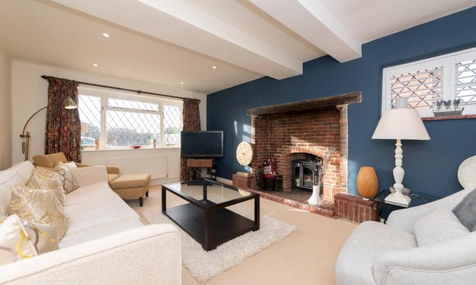Henley Casa | Pass the Keys Luxurious Country House with Cinema Games Room