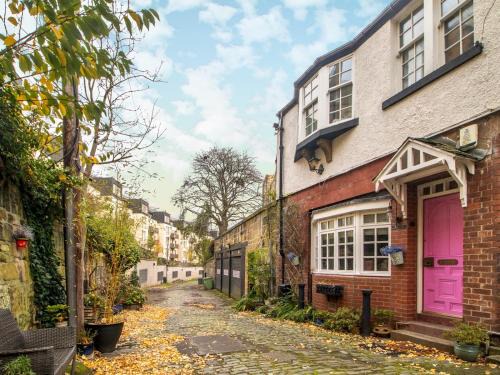 Kelvinbridge Casa | Pass the Keys Magical Mews Hideaway: Quirky Cottage Experience