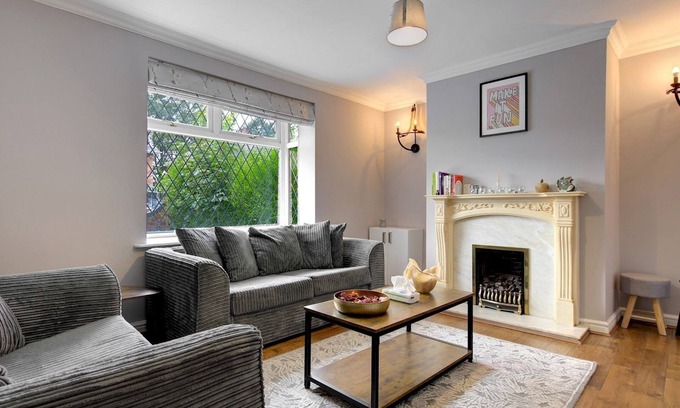 Cheadle Casa | Pass the Keys | Modern Comfortable Home with parking