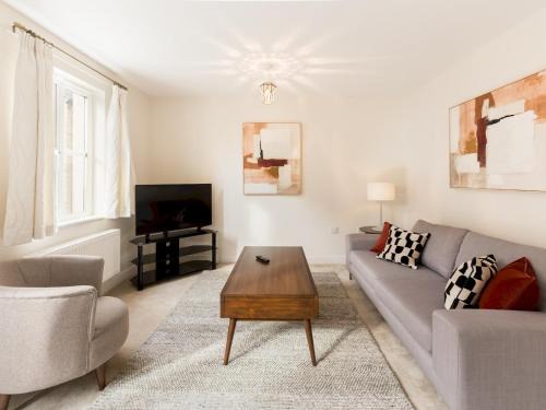 Winchcombe Casa | Pass the Keys Modern stylish family home private garden