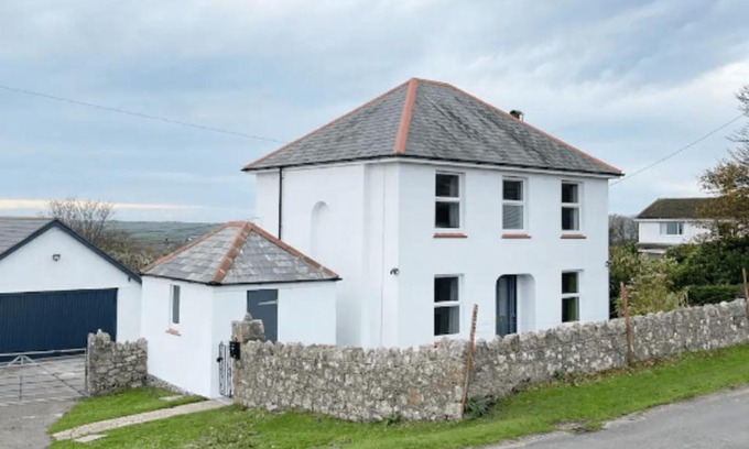 Reynoldston Casa | Pass the Keys Newly Renovated Quiet Rural 4 Bed Holiday Home