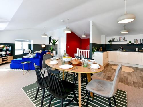 Newport Casa | Pass the Keys Perfectly located stylish 2 bed home with Parking