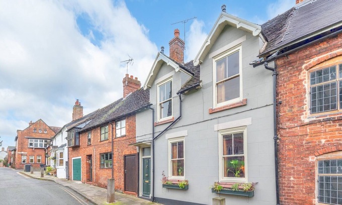 Market Drayton Casa | Pass the Keys | Stay in the Original Home of the Gingerbread Man!