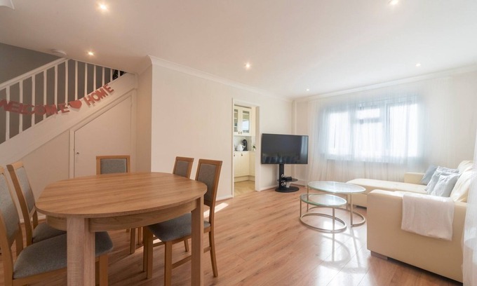 Worcester Park Casa | Pass the Keys | Stylish 2 Bedroom Family Home