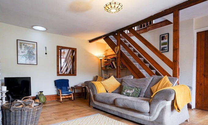 Glandyfi Casa | Pass the Keys | Scenic Rural 3 bedroom Cottage