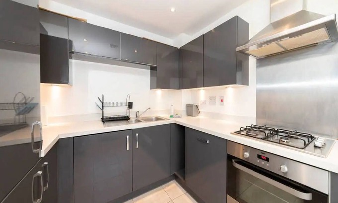Shinfield Casa | Pass the Keys | Semi-detached house with garden and free parking