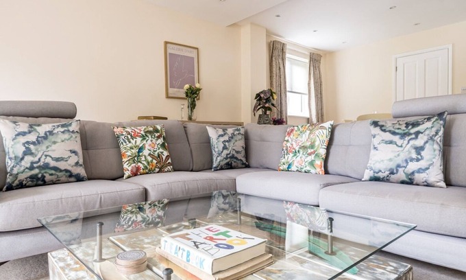 Runnymede Casa | Pass the Keys | Spacious family home in Surrey